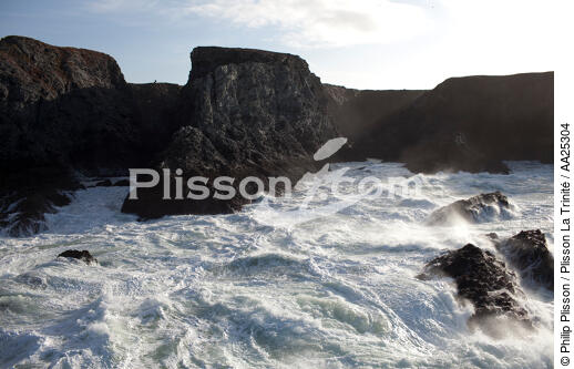 Les aiguilles de Port-Coton - © Philip Plisson / Plisson La Trinité / AA25304 - Nos reportages photos - Tempêtes