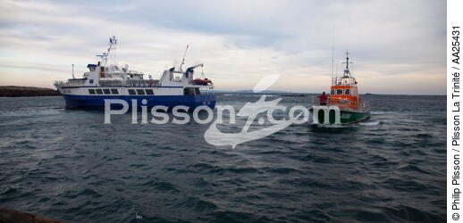 The arrival of Sein - © Philip Plisson / Plisson La Trinité / AA25431 - Photo Galleries - Mail boat