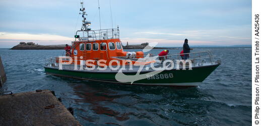Le canot de sauvetage de l'île de Sein. - © Philip Plisson / Plisson La Trinité / AA25436 - Nos reportages photos - De Brest à Loctudy