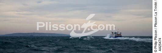 Leaving the island of Sein. - © Philip Plisson / Plisson La Trinité / AA25474 - Photo Galleries - Mail boat