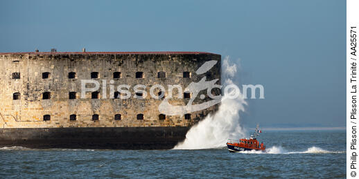Fort Boyard - © Philip Plisson / Plisson La Trinité / AA25571 - Photo Galleries - Lifeboat society