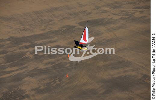 Char à voile sur une plage d' Oléron. - © Philip Plisson / Plisson La Trinité / AA25613 - Nos reportages photos - Loisir
