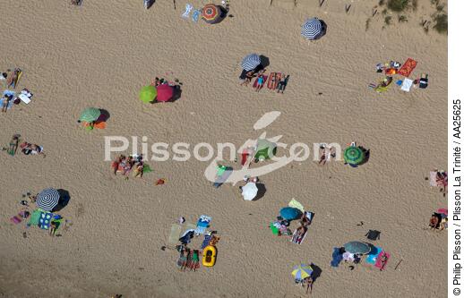 ile de Ré. - © Philip Plisson / Plisson La Trinité / AA25625 - Nos reportages photos - Accessoire de plage