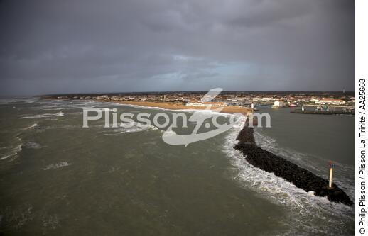 Port de La Cotinière sur Oléron - © Philip Plisson / Plisson La Trinité / AA25668 - Nos reportages photos - Barrage