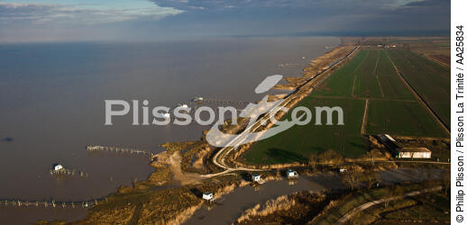 Port de Cônac sur la Gironde - © Philip Plisson / Plisson La Trinité / AA25834 - Nos reportages photos - Barrage