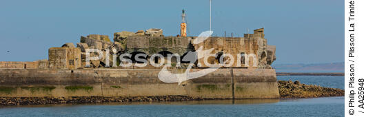 Le fort de l'Est devant Cherbourg. - © Philip Plisson / Plisson La Trinité / AA25948 - Nos reportages photos - Vue non aérienne