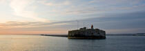Le fort de l'Ouest devant Cherbourg. © Philip Plisson / Plisson La Trinité / AA25949 - Nos reportages photos - Fort