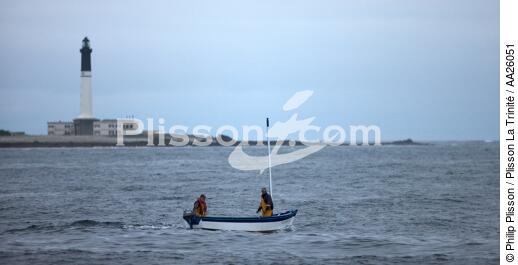 Devant l'île de Sein. - © Philip Plisson / Plisson La Trinité / AA26051 - Nos reportages photos - Vue non aérienne