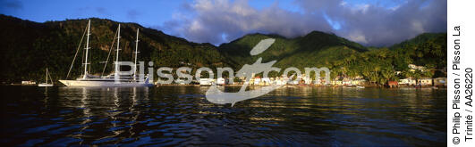 Le Ponant devant Sainte-Lucie - © Philip Plisson / Plisson La Trinité / AA26220 - Nos reportages photos - Antilles [Les]