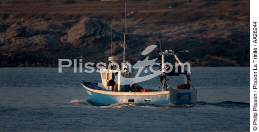 Fishing before the Wild Coast of Quiberon. - © Philip Plisson / Plisson La Trinité / AA26244 - Photo Galleries - Wild coast