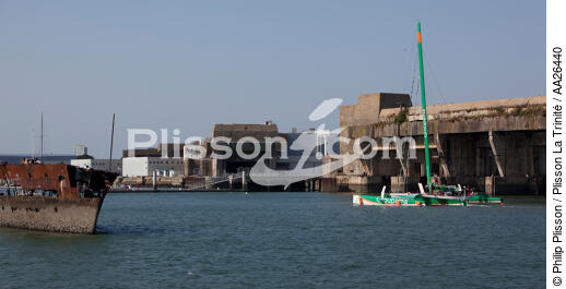 Groupama dans la rade de Lorient - © Philip Plisson / Plisson La Trinité / AA26440 - Nos reportages photos - Course au large