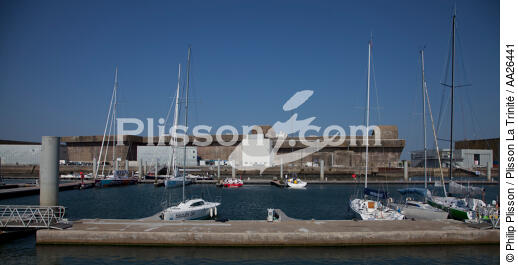 L'ancienne base de sous-marins de Lorient. - © Philip Plisson / Plisson La Trinité / AA26441 - Nos reportages photos - Ponton