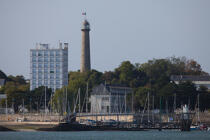 Le port de Lorient et la tour de la Découverte © Philip Plisson / Plisson La Trinité / AA26515 - Nos reportages photos - De Bénodet à Etel