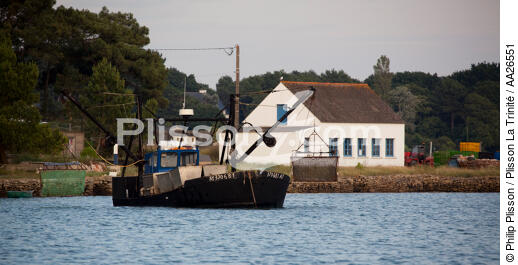 Boat on the river Crac'h - © Philip Plisson / Plisson La Trinité / AA26551 - Photo Galleries - Lighter used by oyster farmers