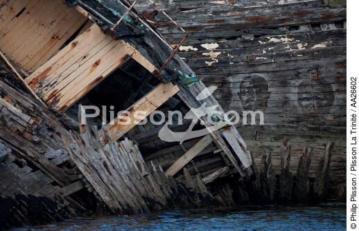 Epaves de thonier à Plouhinec - © Philip Plisson / Plisson La Trinité / AA26602 - Nos reportages photos - Coque de bateau
