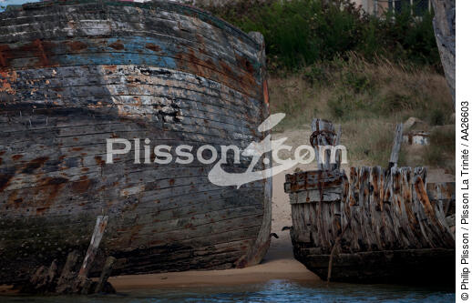 Epaves de thonier à Plouhinec - © Philip Plisson / Plisson La Trinité / AA26603 - Nos reportages photos - Cimetière marin