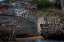 Wrecks of tuna fishing boat in Plouhinec © Philip Plisson / Plisson La Trinité / AA26603 - Photo Galleries - Bow