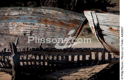 Wrecks of tuna fishing boat in Plouhinec - © Philip Plisson / Plisson La Trinité / AA26607 - Photo Galleries - Hull of boat