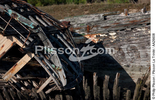 Epaves de thonier à Plouhinec - © Philip Plisson / Plisson La Trinité / AA26608 - Nos reportages photos - Epave