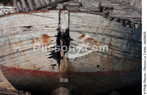 Wrecks of tuna fishing boat in Plouhinec - © Philip Plisson / Plisson La Trinité / AA26609 - Photo Galleries - Hull of boat