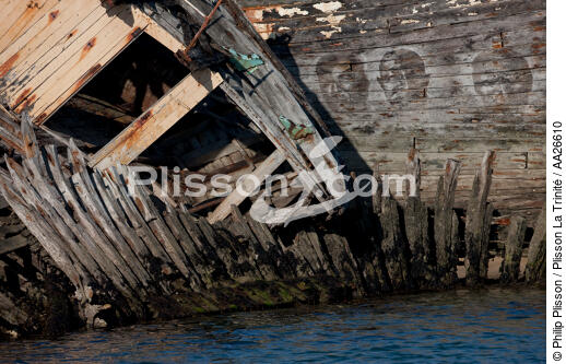 Epaves de thonier à Plouhinec - © Philip Plisson / Plisson La Trinité / AA26610 - Nos reportages photos - Coque de bateau