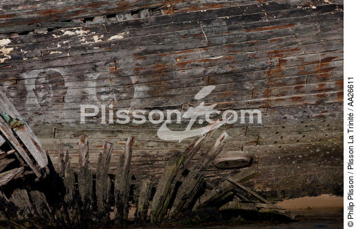 Epaves de thonier à Plouhinec - © Philip Plisson / Plisson La Trinité / AA26611 - Nos reportages photos - Etel [Rivière d']
