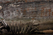Wrecks of tuna fishing boat in Plouhinec © Philip Plisson / Plisson La Trinité / AA26611 - Photo Galleries - Hull of boat