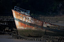 Wreck on the Blavet. © Philip Plisson / Plisson La Trinité / AA26666 - Photo Galleries - Boat graveyard