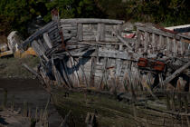 Wreck on the Blavet. © Philip Plisson / Plisson La Trinité / AA26676 - Photo Galleries - Boat graveyard