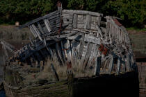Wreck on the Blavet. © Philip Plisson / Plisson La Trinité / AA26678 - Photo Galleries - Boat graveyard
