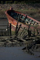 Wreck on the Blavet. © Philip Plisson / Plisson La Trinité / AA26692 - Photo Galleries - Boat graveyard