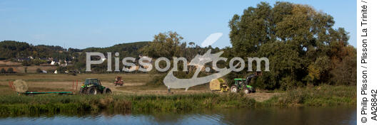 La Vilaine river - © Philip Plisson / Plisson La Trinité / AA26842 - Photo Galleries - Tractor