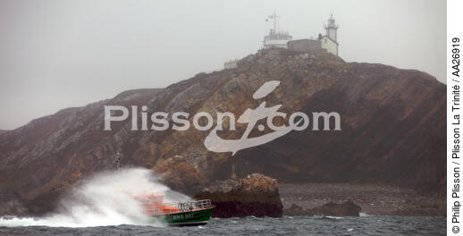 Le canot de Camaret devant la pointe du Toulinguet. - © Philip Plisson / Plisson La Trinité / AA26919 - Nos reportages photos - Sauvetage en mer