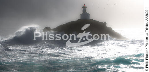 Le phare de Tevennec - © Philip Plisson / Plisson La Trinité / AA26921 - Nos reportages photos - Phare [29]