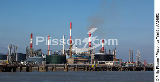 La raffinerie de Donges sur la Loire. - © Philip Plisson / Plisson La Trinité / AA26952 - Nos reportages photos - Industrie pétrolière