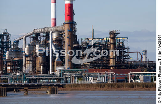 La raffinerie de Donges sur la Loire. - © Philip Plisson / Plisson La Trinité / AA26954 - Nos reportages photos - Loire [Estuaire de la ]