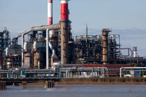 La raffinerie de Donges sur la Loire. © Philip Plisson / Plisson La Trinité / AA26954 - Nos reportages photos - Industrie pétrolière
