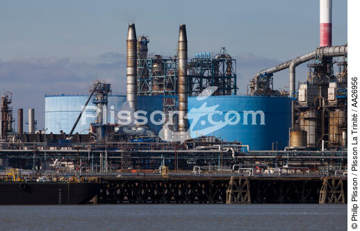 La raffinerie de Donges sur la Loire. - © Philip Plisson / Plisson La Trinité / AA26956 - Nos reportages photos - Industrie pétrolière