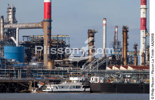 La raffinerie de Donges sur la Loire. - © Philip Plisson / Plisson La Trinité / AA26958 - Nos reportages photos - Raffinerie