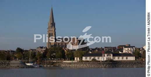 The Loire river - © Philip Plisson / Plisson La Trinité / AA26984 - Photo Galleries - Church steeple