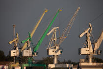 Cranes on the quays of Nantes © Philip Plisson / Plisson La Trinité / AA27157 - Photo Galleries - From Piriac to Saint-Gildas Point