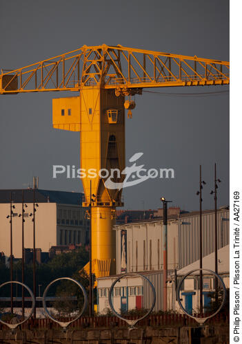 On the quays of Nantes - © Philip Plisson / Plisson La Trinité / AA27169 - Photo Galleries - Crane