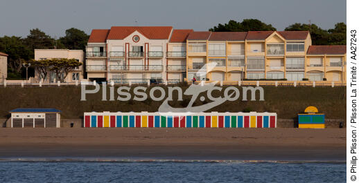 Tharon-plage - © Philip Plisson / Plisson La Trinité / AA27243 - Nos reportages photos - Cabine de plage