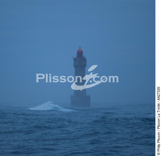 Le phare de la Jument dans la brume - © Philip Plisson / Plisson La Trinité / AA27335 - Nos reportages photos - Phare [29]