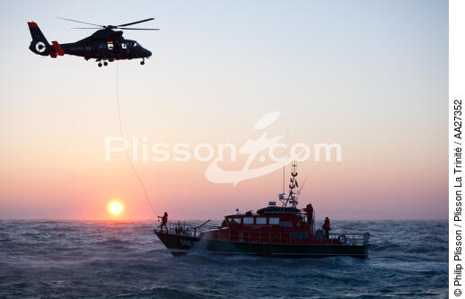 SNSM de Port Médoc - © Philip Plisson / Plisson La Trinité / AA27352 - Nos reportages photos - Hélicoptère militaire