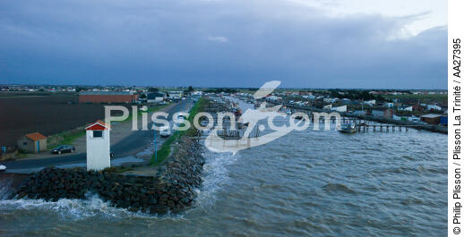 Port du Bec in the Bourgneuf bay - © Philip Plisson / Plisson La Trinité / AA27395 - Photo Galleries - Dusk