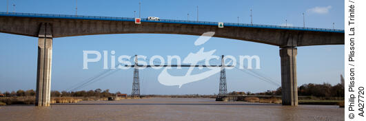 Pont transbordeur sur la Charente - © Philip Plisson / Plisson La Trinité / AA27720 - Nos reportages photos - Rochefort