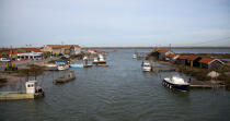 La Tremblade port © Philip Plisson / Plisson La Trinité / AA27754 - Photo Galleries - Lighter used by oyster farmers