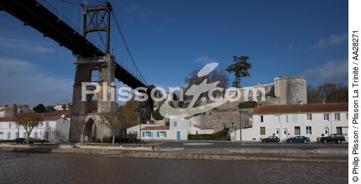 Tonnay-Charente - © Philip Plisson / Plisson La Trinité / AA28271 - Photo Galleries - Suspended bridge