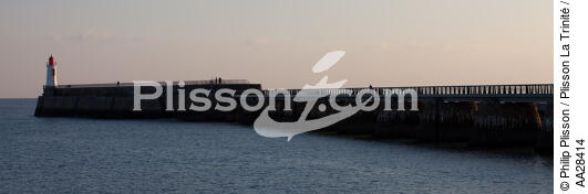Les Sables d'Olonne - © Philip Plisson / Plisson La Trinité / AA28414 - Nos reportages photos - Feu de port
